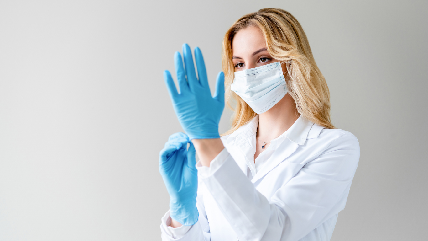 Profesional de la salud colocándose guantes